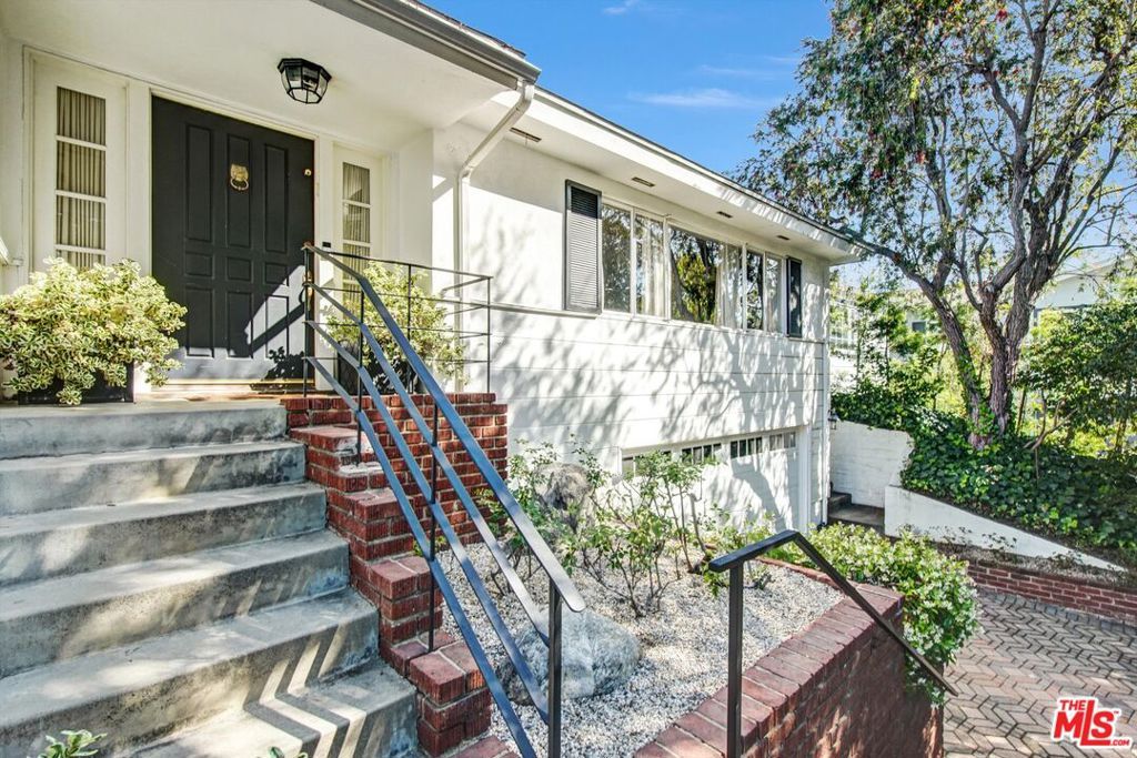 Photo of 288 Tavistock Avenue, Los Angeles, CA 90049 (MLS # 26820955)