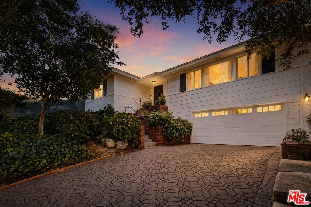Photo of 288 Tavistock Avenue, Los Angeles, CA 90049 (MLS # 26820955)