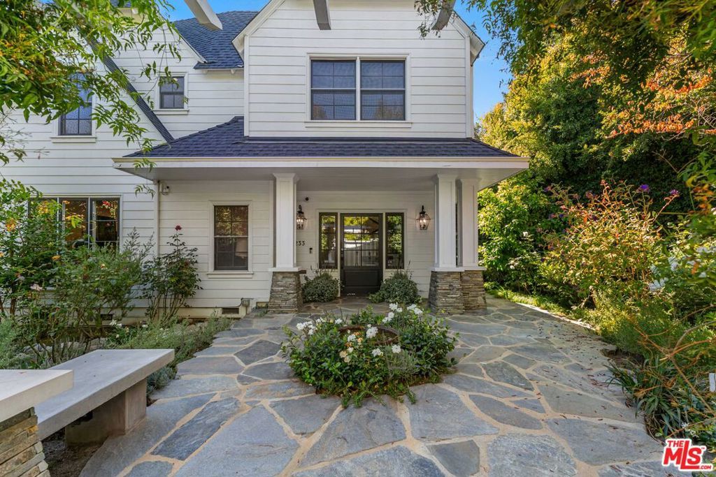 Photo of 233 S Saltair Avenue, Los Angeles, CA 90049 (MLS # 25570745)