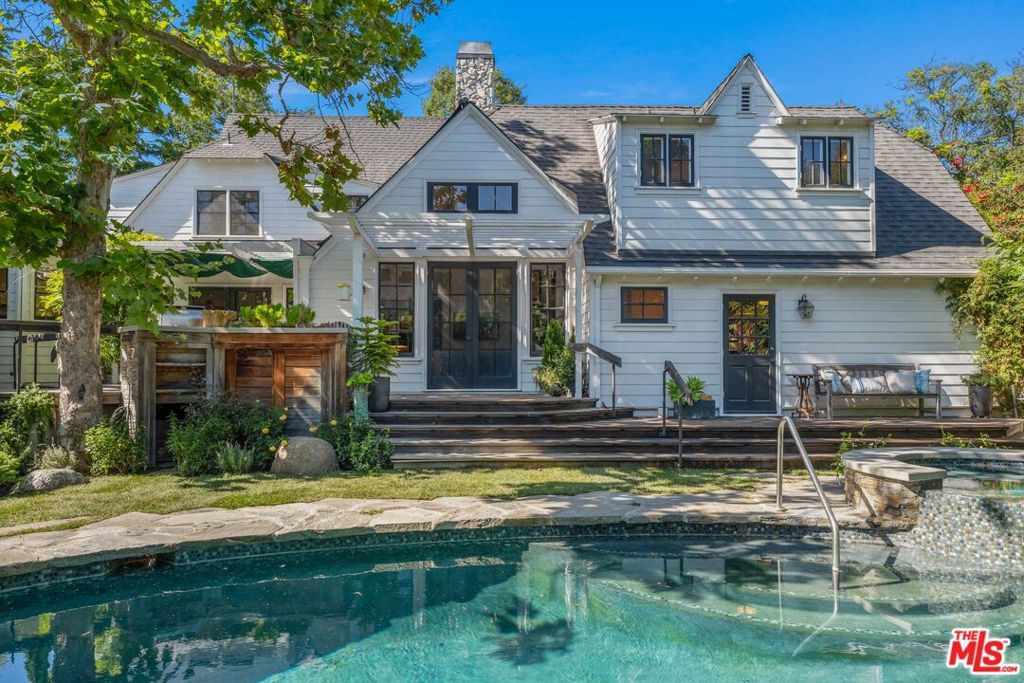 Photo of 233 S Saltair Avenue, Los Angeles, CA 90049 (MLS # 25570745)