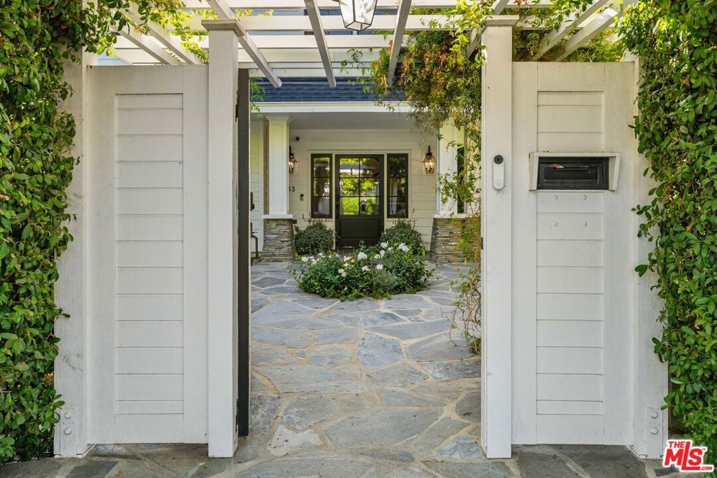 Photo of 233 S Saltair Avenue, Los Angeles, CA 90049 (MLS # 25570745)