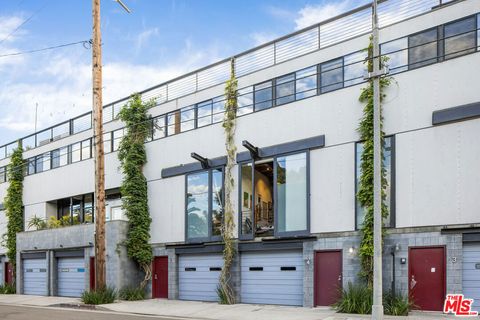 Photo of 1113 ELECTRIC Avenue #4, Venice, CA 90291 (MLS # 26834249)