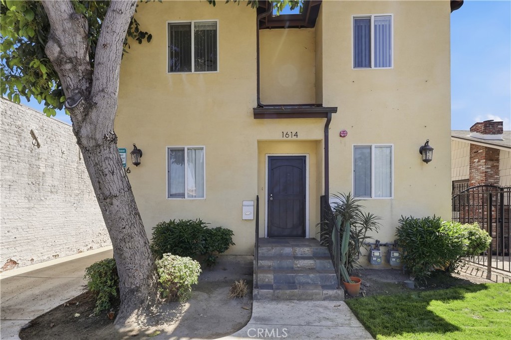 1614 W 39th Place