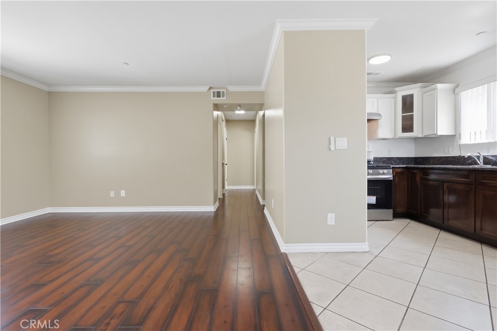 1614 W 39th Place