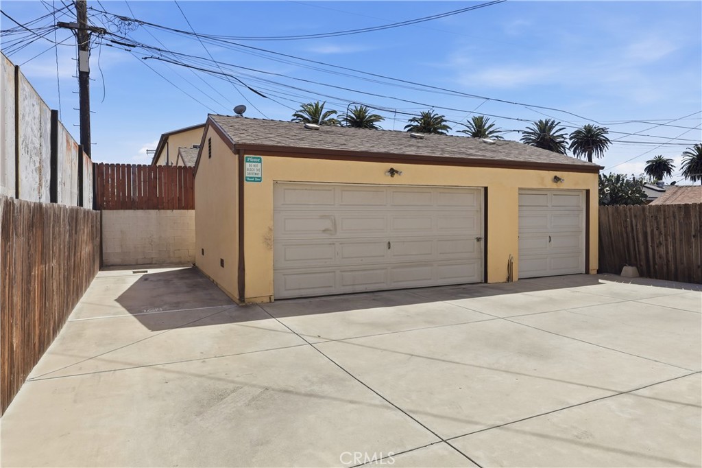 1614 W 39th Place