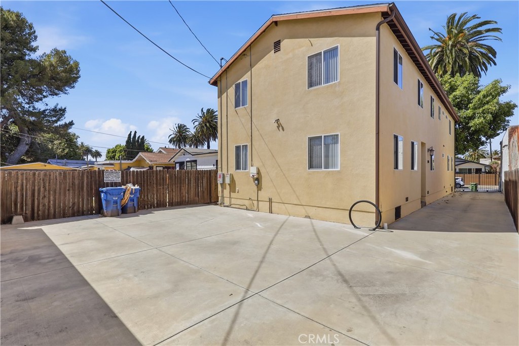 1614 W 39th Place