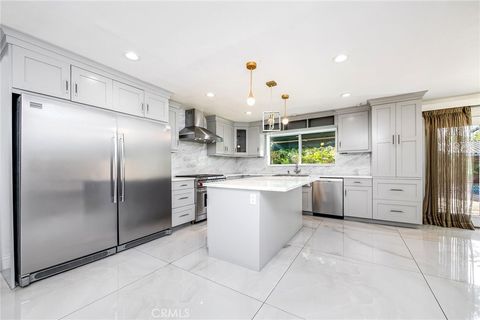 19314 Yolie Tarzana CA 91356