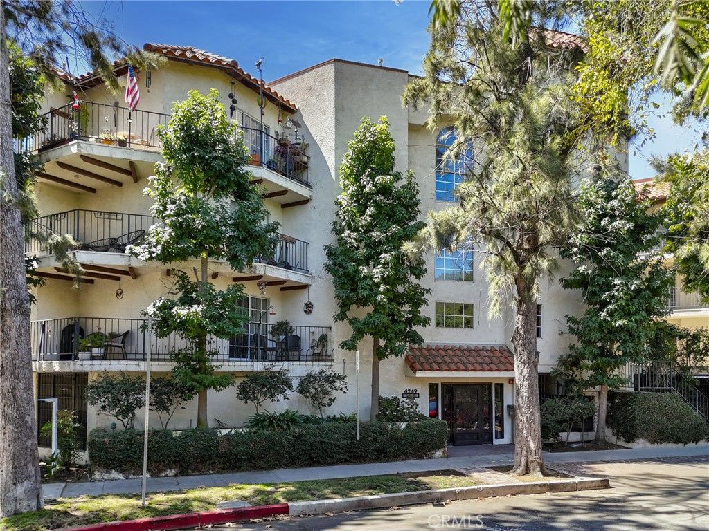 Photo of 4249 Longridge Avenue #102, Studio City, CA 91604 (MLS # SR26000214)