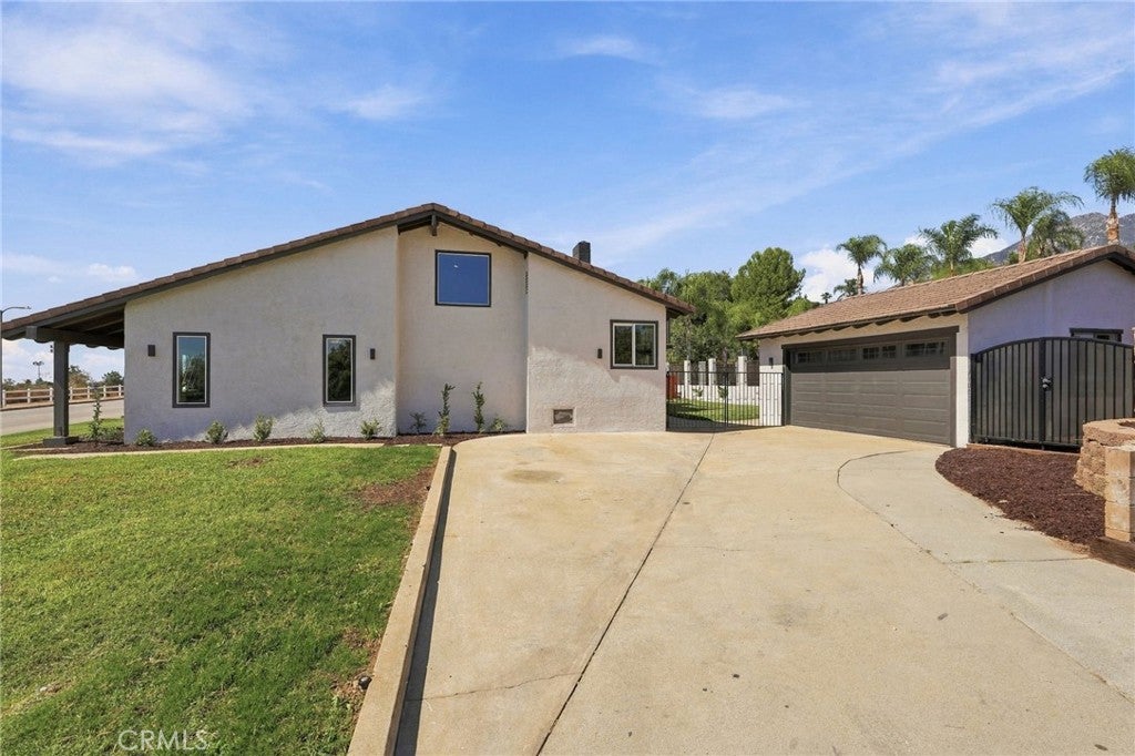 9086 Hillside