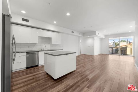 Photo of 1215 S Bedford Street #504, Los Angeles, CA 90035 (MLS # 26833273)