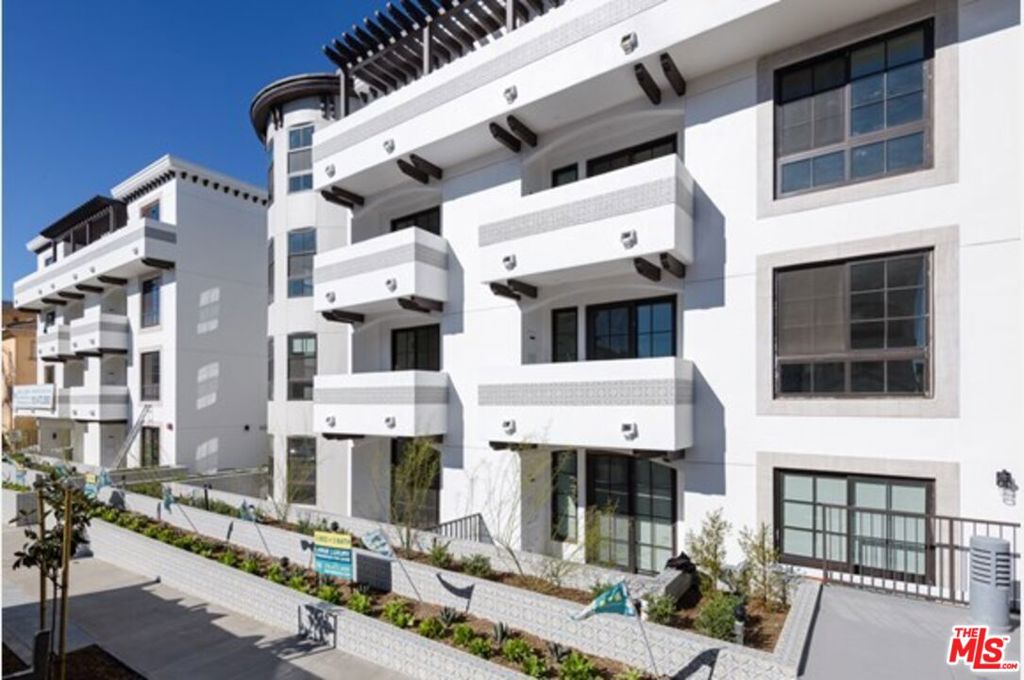 Welcome to Kiowa Stone by Wiseman, located in the Brentwood area of West LA. This community features three and four-bedroom apartment homes ranging from 1,633-2,620 Sq Ft.
