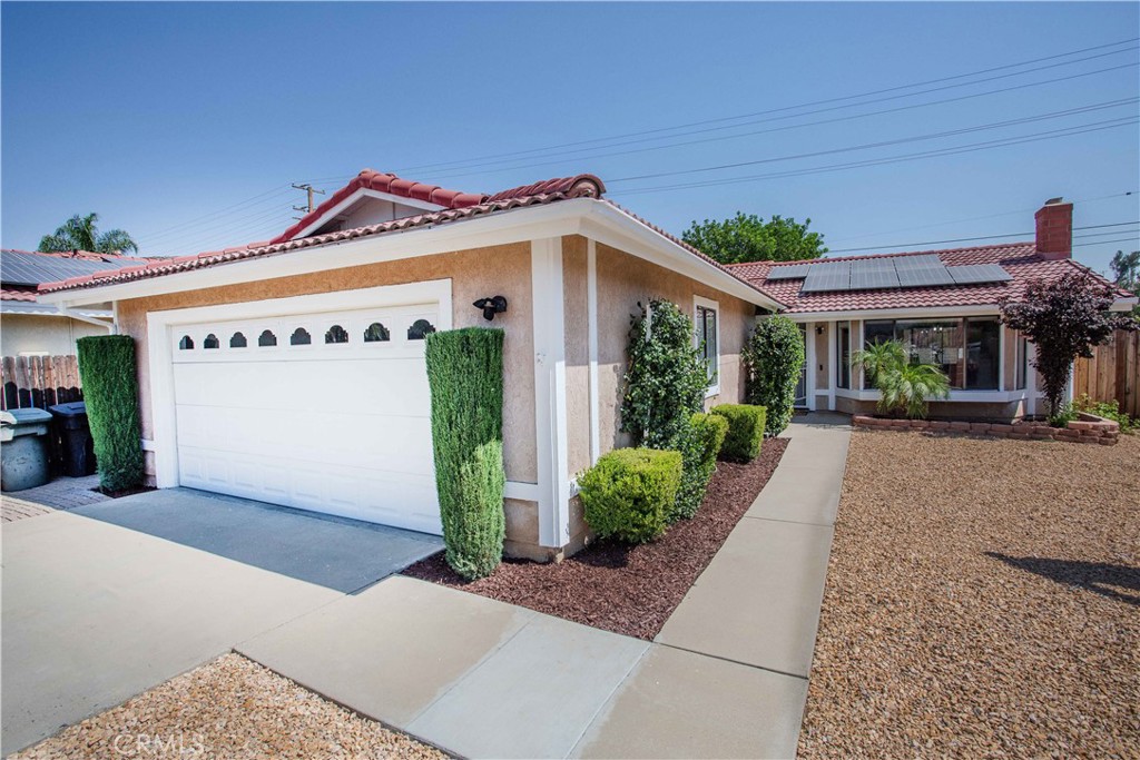 Incredible Opportunity to own this Single Level 3 bedroom home that is move in ready! Spacious living room with vaulted ceilings and fireplace, kitchen features decorative backsplash and granite countertops, primary suite features a large walk in closet and remodeled bathroom. Rear yard has plenty of grass and privacy! Low maintenance yard and great curb appeal with NO HOA dues! All of this with a two car attached garage and a huge driveway that is large enough for 4 more cars!