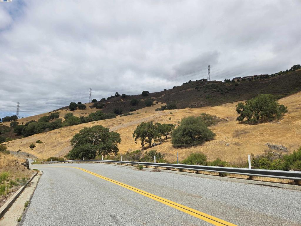 22575 Country View Drive is 1 of 5 total contiguous lots offered for sale as a package in “Calero Lake Estates” subdivision: Tract# 6460, lots 6, 7, 8, 9, 10, Individual lots range in size and are approx. 10 acres each. Tremendous opportunity for a custom home builder to build high end quality custom-built homes or to build a family compound consisting of multiple homes.