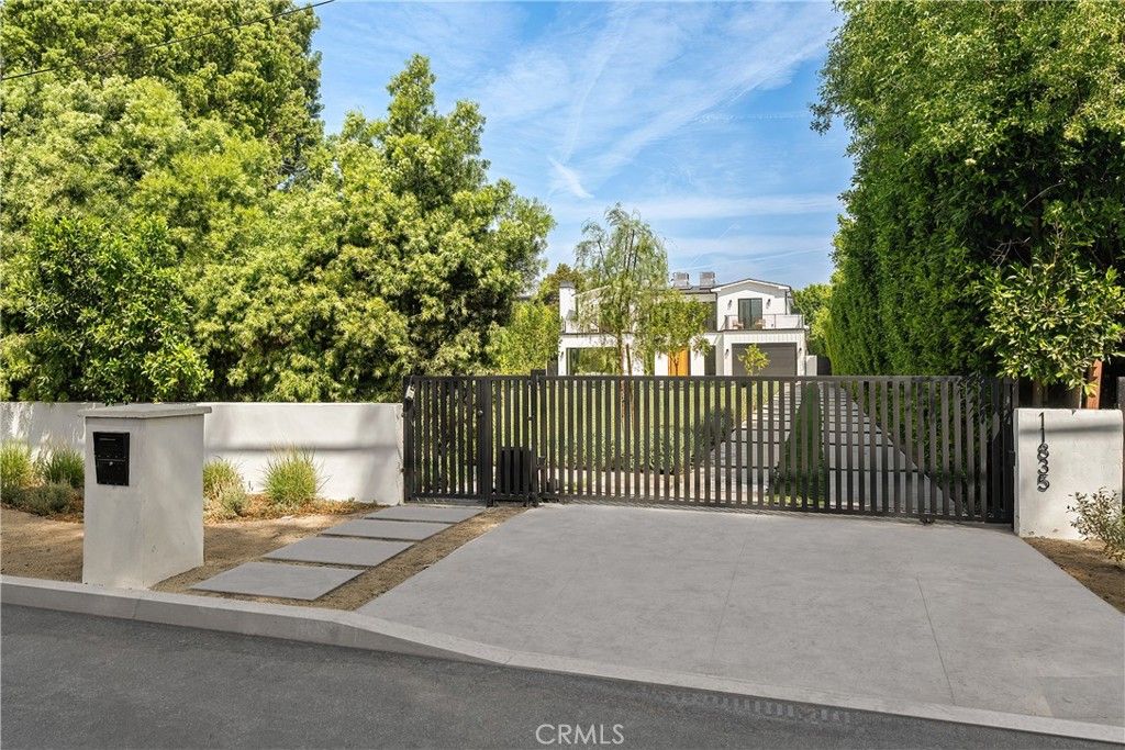 Photo of 11835 Kling Street, Valley Village, CA 91607 (MLS # SR26116812)