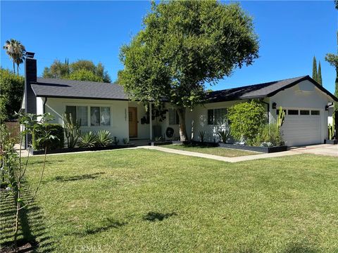 Photo of 22301 Haynes Street, Woodland Hills, CA 91303 (MLS # SR25175391)