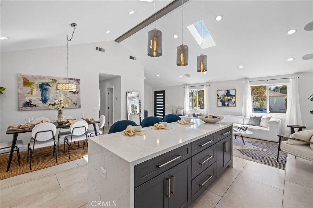 Photo of 6017 Encino Avenue, Encino, CA 91316 (MLS # SR25188275)