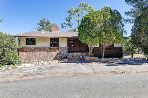 Photo of 7951 Glenties Lane, Sunland, CA 91040 (MLS # GD25250706) Photo of 7951 Glenties Lane, Sunland, CA 91040 (MLS # GD25250706)