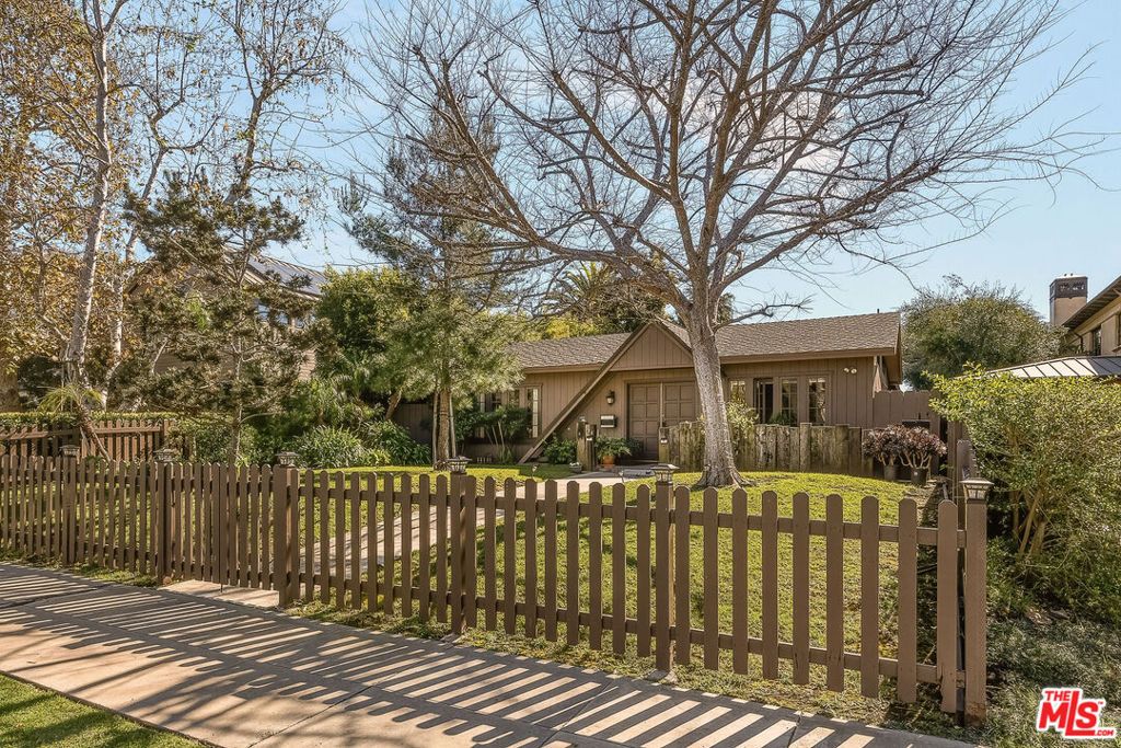 Photo of 506 Georgina Avenue, Santa Monica, CA 90402 (MLS # 26656499)