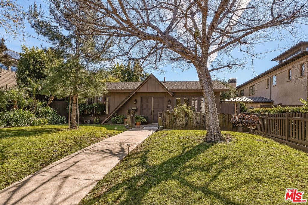 Photo of 506 Georgina Avenue, Santa Monica, CA 90402 (MLS # 26656499)