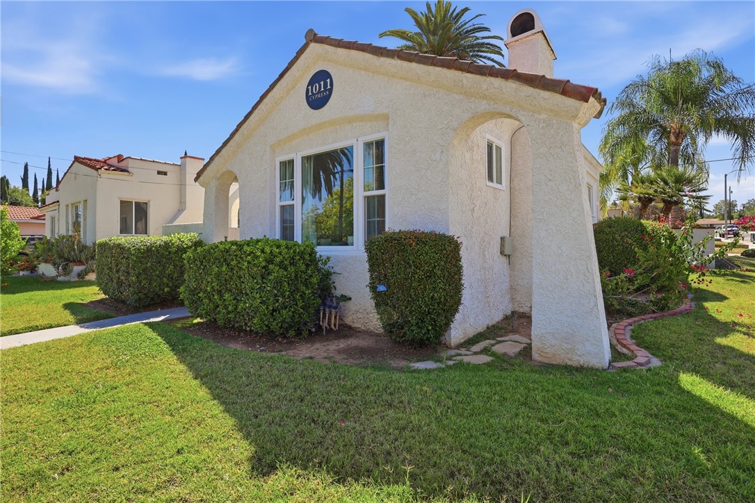 1011 W Cypress