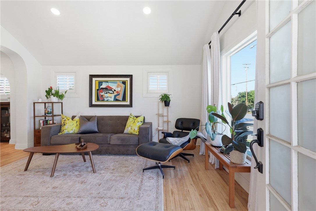 1011 W Cypress