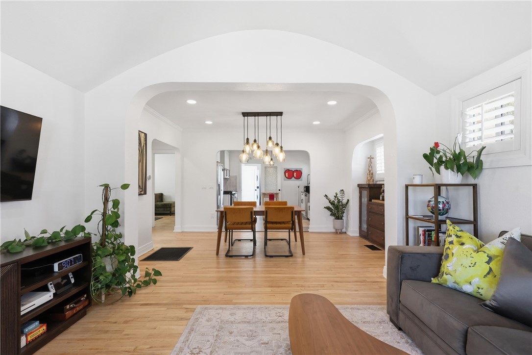 1011 W Cypress