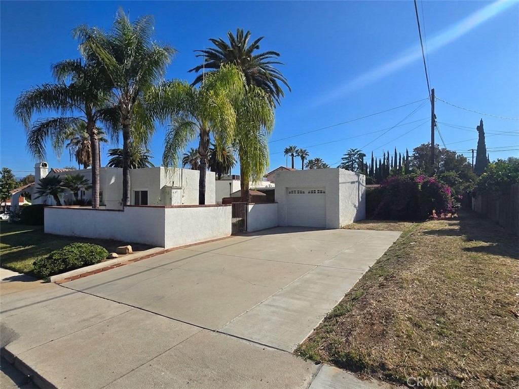 1011 W Cypress