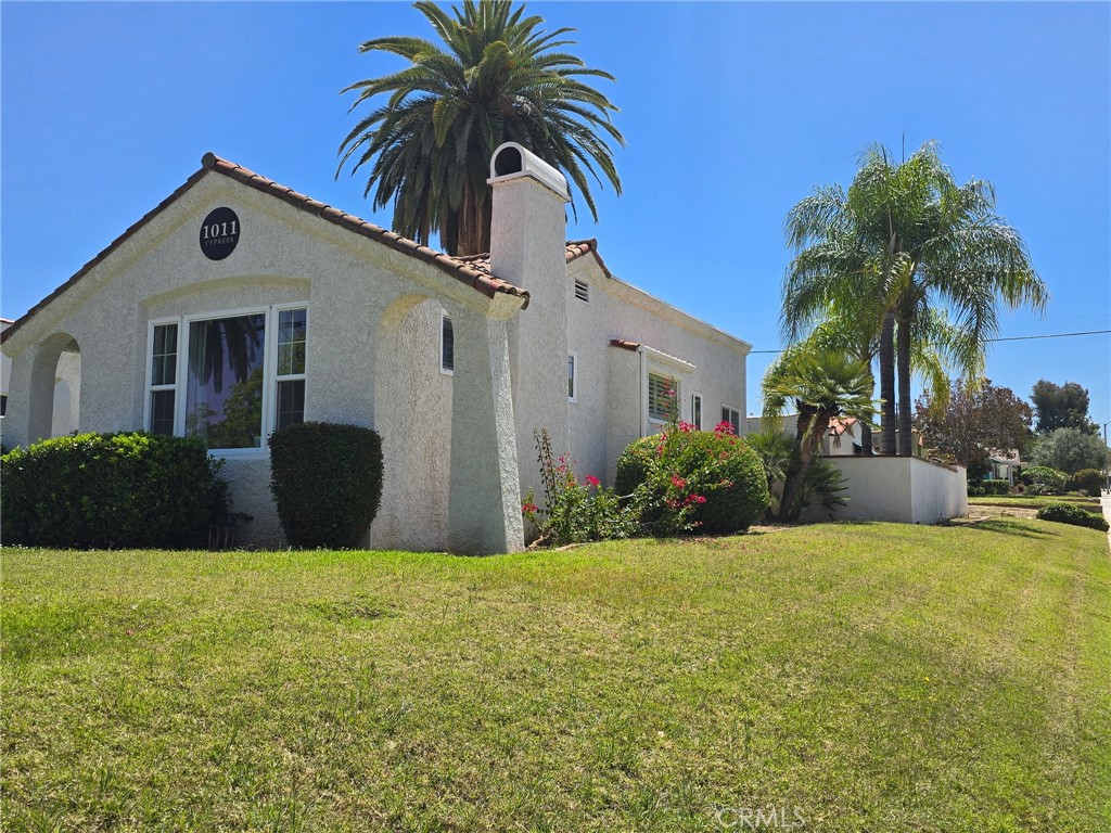 1011 W Cypress