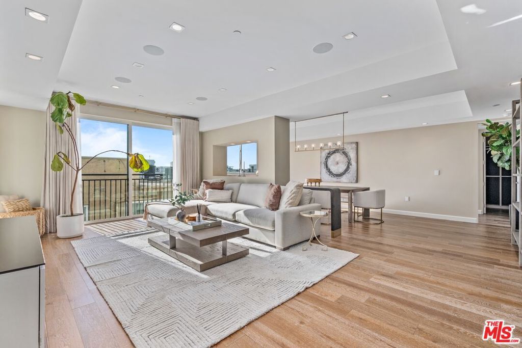 Photo of 441 S Barrington Avenue #402, Los Angeles, CA 90049 (MLS # 25619121)