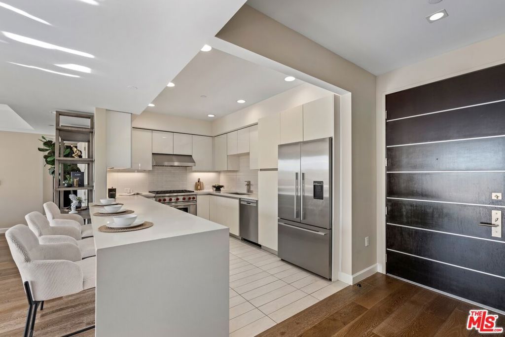 Photo of 441 S Barrington Avenue #402, Los Angeles, CA 90049 (MLS # 25619121)