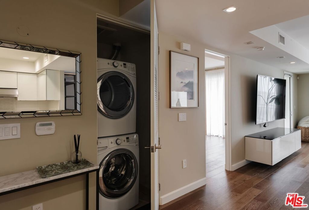 Photo of 441 S Barrington Avenue #402, Los Angeles, CA 90049 (MLS # 25619121)