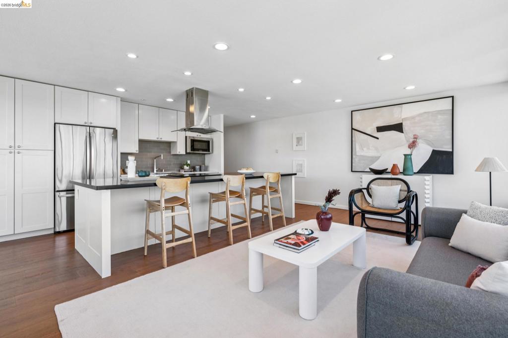 565 Bellevue Ave. 806