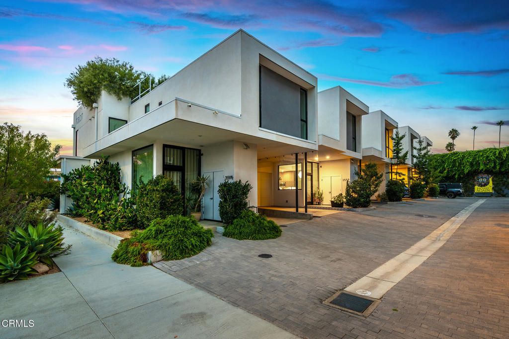 Photo of 3559 Casitas Avenue, Los Angeles, CA 90039 (MLS # P1-23400)