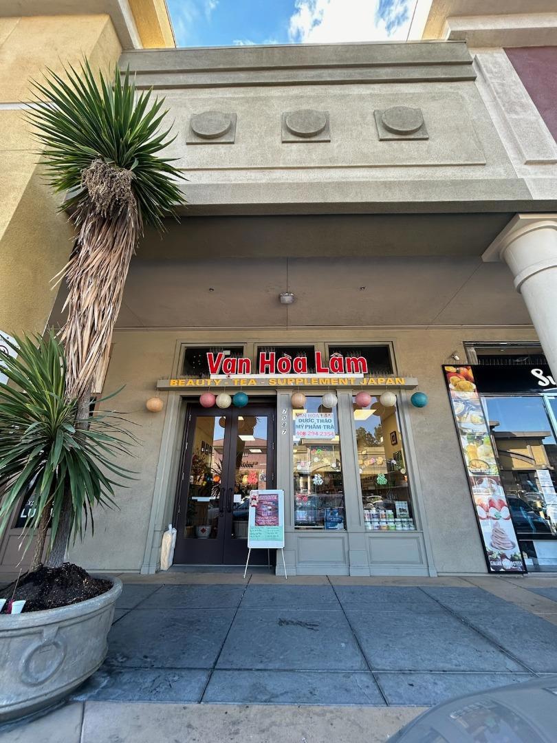 Central location unit at VN Town Shopping, heavy foot traffic area for rent. It is a retail store for more than 10 years. Ready for new owner can be use at an office or retail. Let this unit start your successful business!
