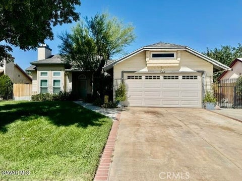 Photo of 4049 Saddleback RD, Palmdale, CA 93552 (MLS # SR26206283)