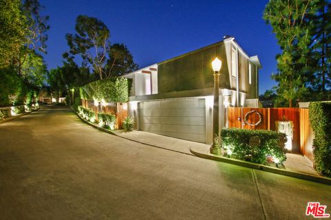 Photo of 9416 Beverly Crest Dr, Beverly Hills, CA 90210 (MLS # 26636669)