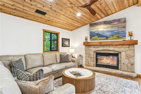 Photo of 590 Arrowhead Villa, Lake Arrowhead, CA 92352 (MLS # IG26098570)