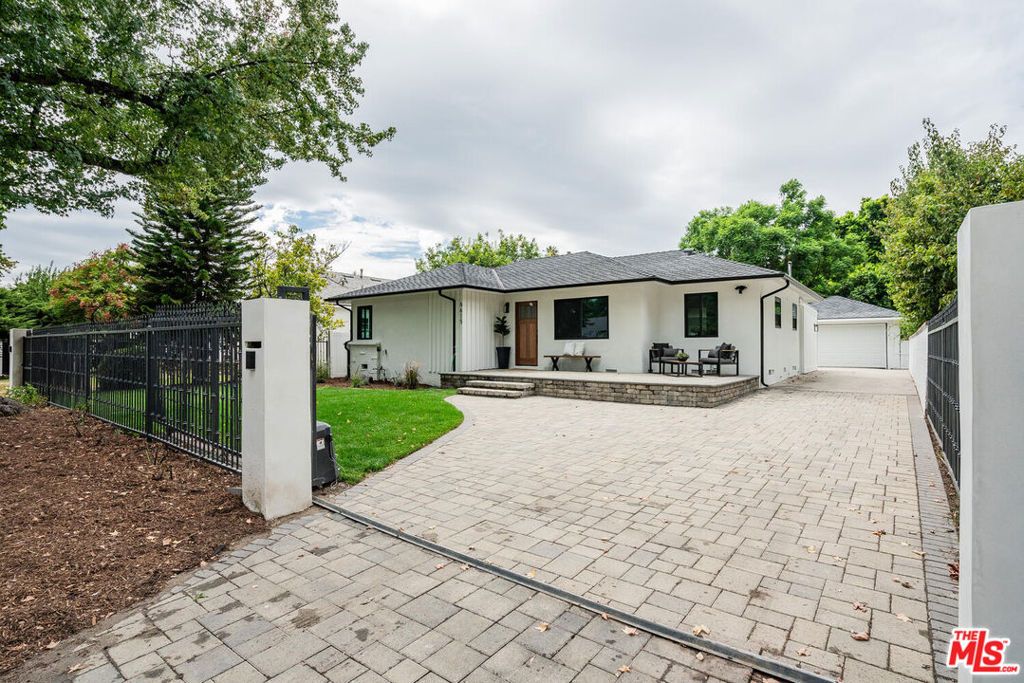 Photo of 6615 Orion Avenue, Van Nuys, CA 91406 (MLS # 26654377)