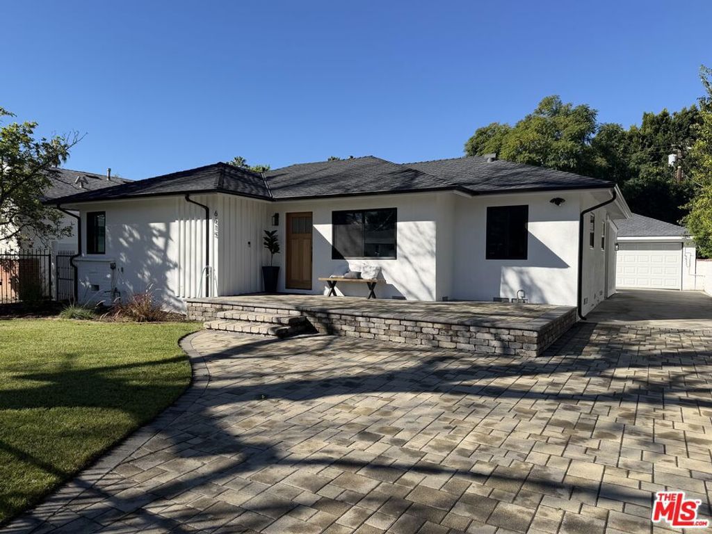 Photo of 6615 Orion Avenue, Van Nuys, CA 91406 (MLS # 26654377)