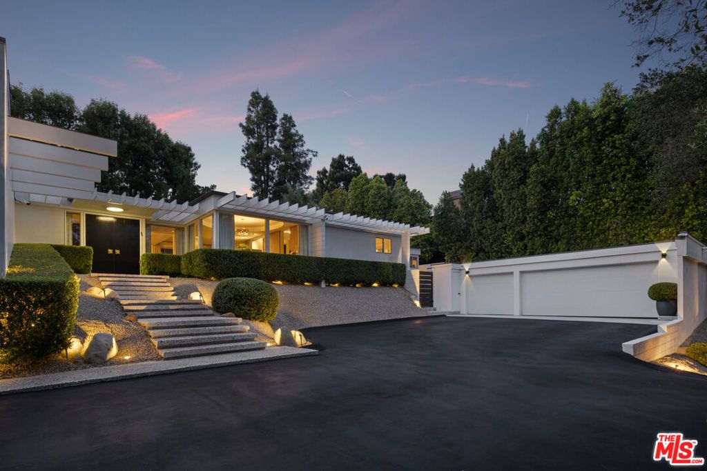 Photo of 16745 Bosque Drive, Encino, CA 91436 (MLS # 25580599)