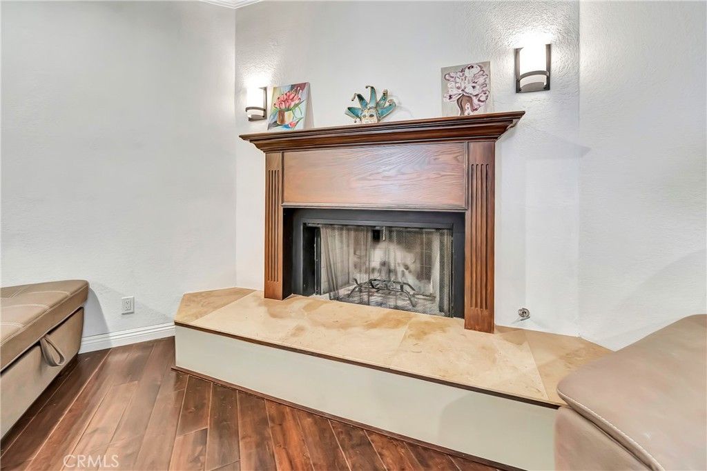 Photo of 24420 Victory Blvd #5, Woodland Hills, CA 91367 (MLS # SR25248998)