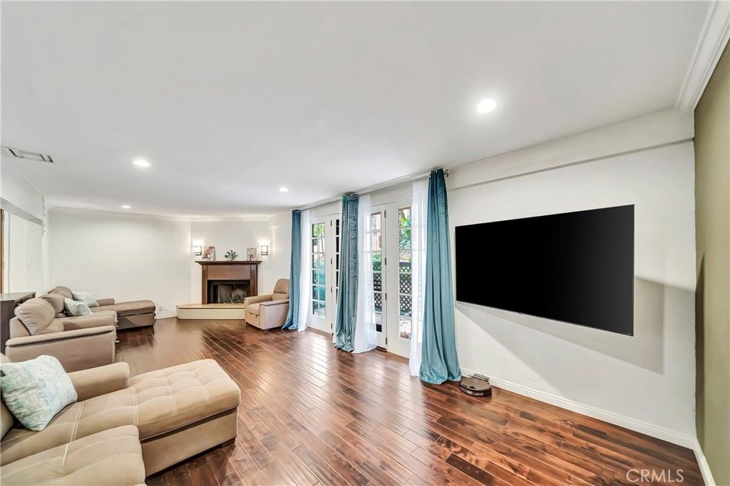 Photo of 24420 Victory Blvd #5, Woodland Hills, CA 91367 (MLS # SR25248998)