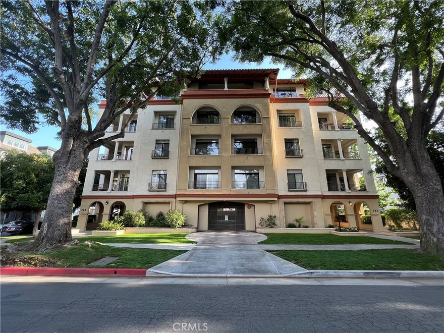 Beautiful luxury 3rd floor one level condo unit on a tree-lined street. Amazing mountain and city light views. Gated three-car garage.  In unit laundry room.  Open concept large living room/dinning area with large balcony. Vaulted ceilings. Spacious master suite has it's own private balcony and walk-in closet.