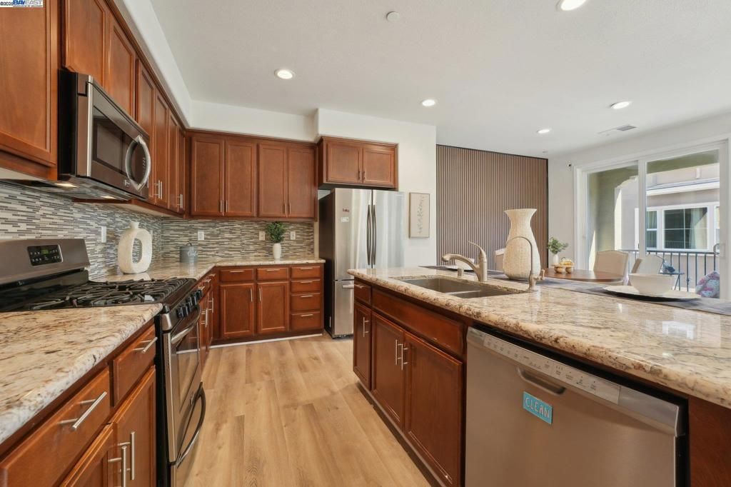 listing image 130725333834163119196