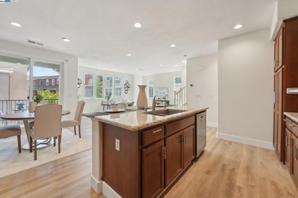 listing image 130721701396241802260
