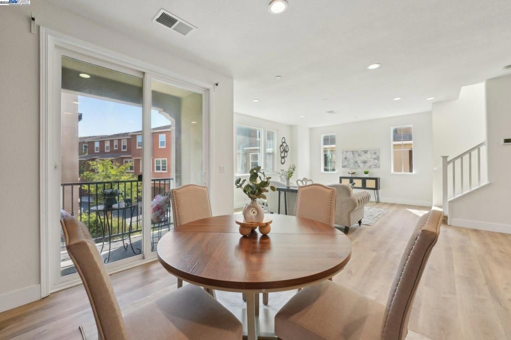 listing image 130726314835191593969