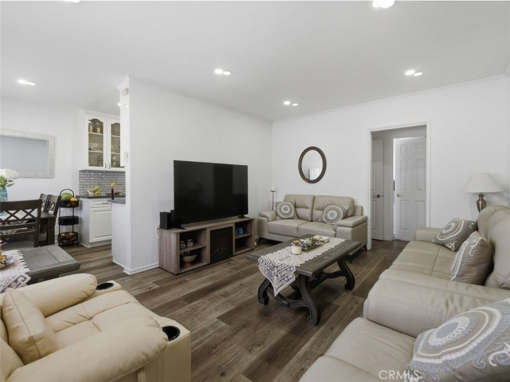 308 E Maple APT 5