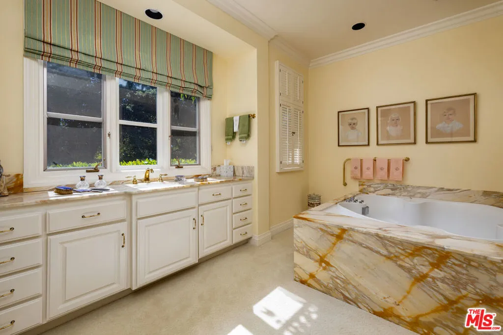 Montecito, California 93108, United States, 2 Bedrooms Bedrooms, ,4 BathroomsBathrooms,Residential,Active,186383