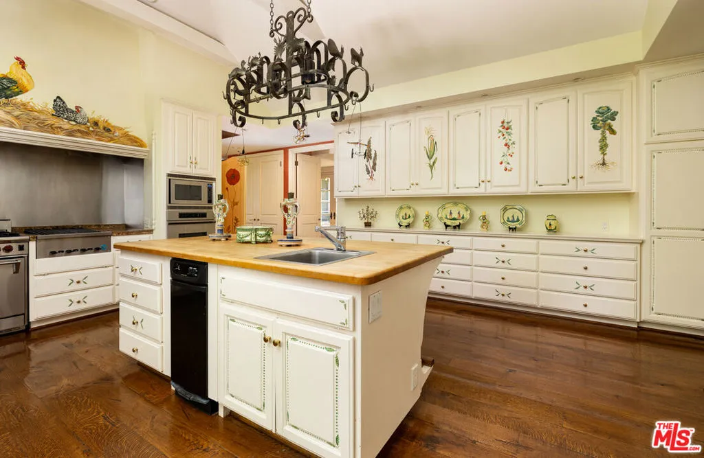 Montecito, California 93108, United States, 2 Bedrooms Bedrooms, ,4 BathroomsBathrooms,Residential,Active,186383