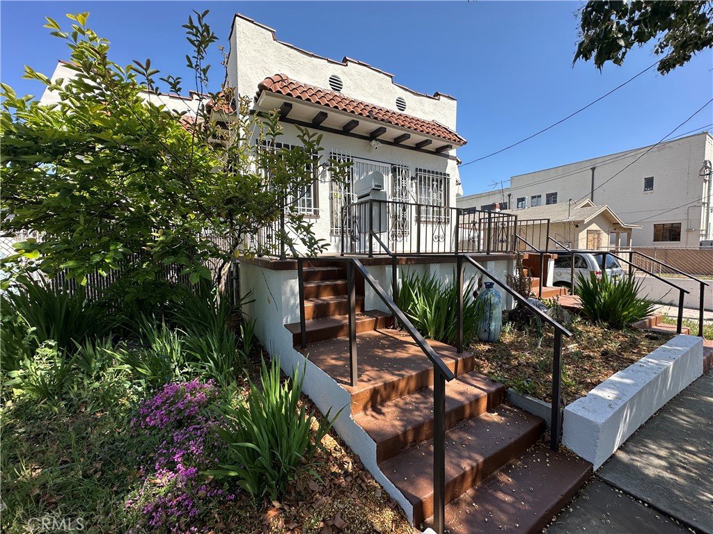 Welcome to your next home in the heart of Los Feliz! This charming and spacious 5-bedroom, 1.5-bath residence offers over 1,800 sq ft of comfort and convenience. Recently updated with fresh interior paint, the home features a large, open-concept kitchen perfect for gatherings, a dedicated laundry room, and one off-street parking space.
Be in the center of everything while having easy access to shops, restaurants, and freeways.
Features:
5 generous bedrooms
1.5 bathrooms
Bright and open kitchen with ample cabinet space
Separate laundry room with washer/dryer hookups
Freshly painted throughout
One assigned parking space
Prime Location – 90027:
Enjoy being just minutes from top-rated restaurants, cafes, and essential services:
Dining: Little Dom’s, Alcove Café, Home Restaurant, All Time, and Messhall Kitchen
Shopping & Groceries: Trader Joe’s, Gelson’s, and specialty shops along Hillhurst & Vermont
Health & Wellness:
Children’s Hospital Los Angeles
Kaiser Permanente Los Angeles Medical Center
Hollywood Presbyterian Medical Center
Nestled off Sunset Blvd., you’re also close to hiking trails, Griffith Park, the Greek Theatre, and easy access to the 101 freeway.
Listing Provided By:
Rick Velasquez, Property Supervisor
DRE 01783509
LRS Realty & Mgmt Inc.
*We are an equal housing provider and follow all fair housing rules*